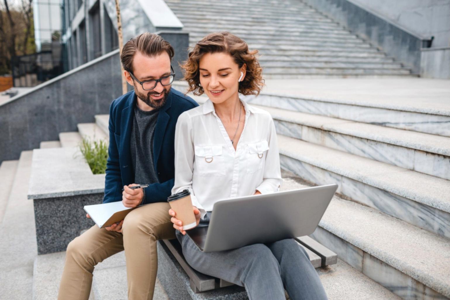 Equipo de Yulmorithos trabajando en el desarrollo de nuevas herramientas financieras