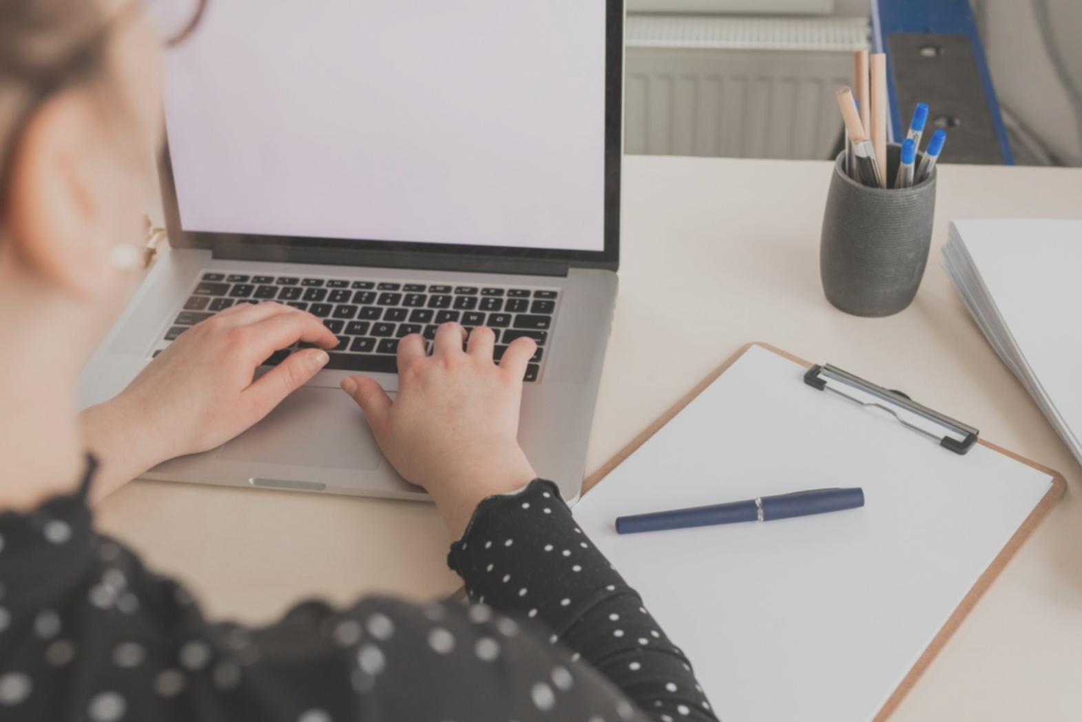 Profesional analizando resultados financieros positivos